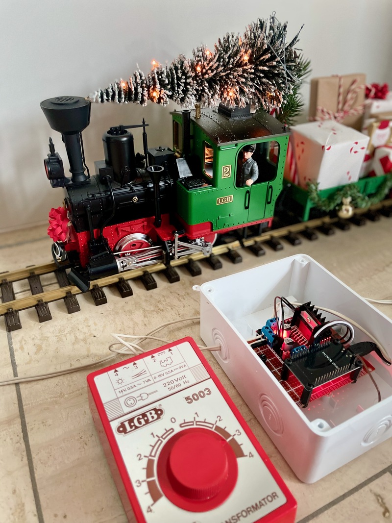 Ansicht der LGB-Bahn, des Trafos sowie ESP32.